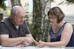 Babeth et pascal dehors avec stylo